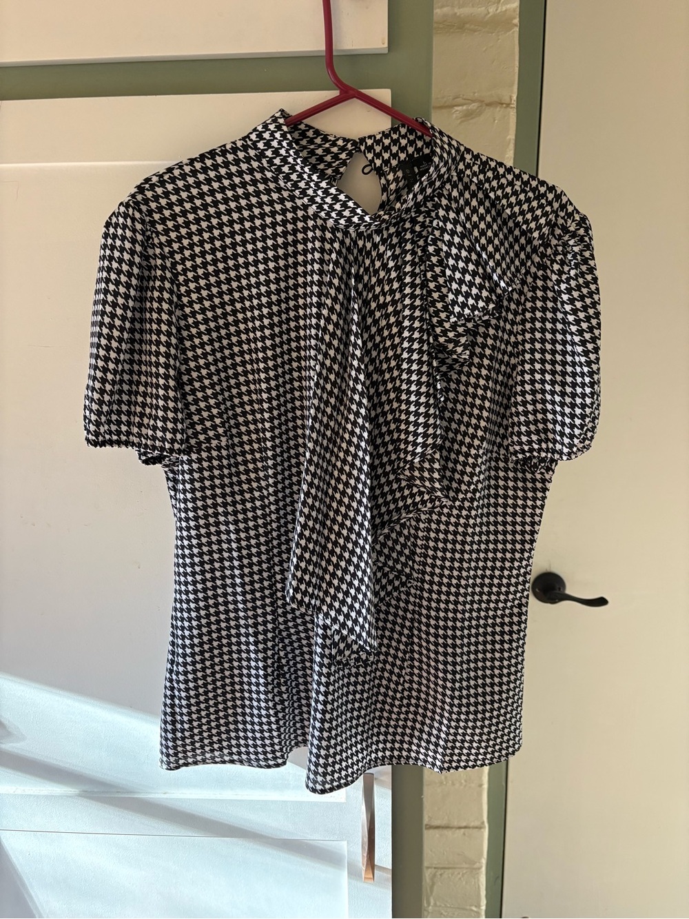 Sioni Black and White Houndstooth Tie-Neck Short Sleeve Shirt